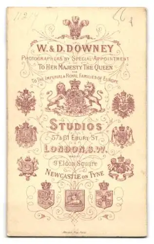 Fotografie W. & D. Downey, London, 57 Ebury St., Junges Mädchen im Kleid mit weissen Rüschen und Mittelscheitel