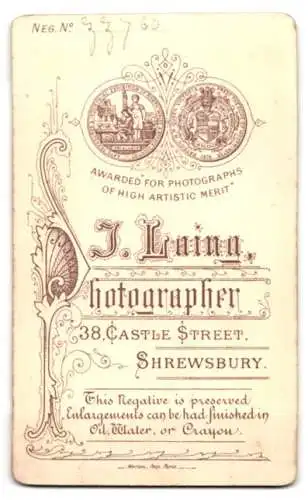 Fotografie J. Laing, Shrewsbury, 38 Castle Street, Ältere Dame im schwarzen Kleid mit zusammengekniffenen Lippen