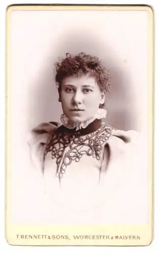 Fotografie T. Bennett & Sons, Worcester, 8 Broad St., Schöne junge Frau im hellen Kleid mit sanftem Kinngrübchen