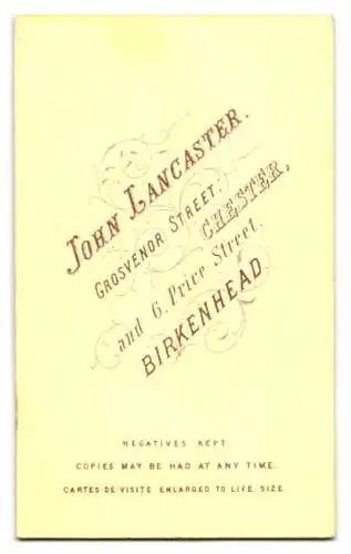 Fotografie John Lancaster, Birkenhead, 6 Price Street, Junger schöner Mann im schwarzen Anzug mit breiter Krawatte