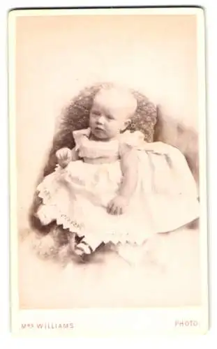 Fotografie Mrs. Williams, Wolverhampton, Darlington St., Niedliches Baby im weissen Kleid mit blondem Haar