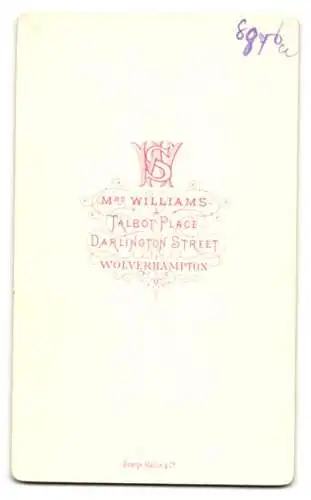 Fotografie Mrs. Williams, Wolverhampton, Darlington St., Niedliches Baby im weissen Kleid mit blondem Haar