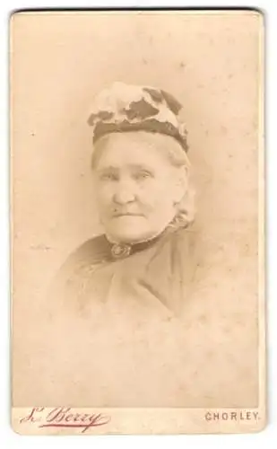 Fotografie L. Berry, Chorley, Ältere Frau im dunklen Kleid mit Kopfbedeckung und Schönheitsfleck über der Lippe