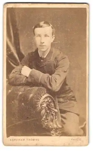 Fotografie Abraham Thomas, Gloucester, 21, College Green, Junger Herr im Anzug mit Fliege