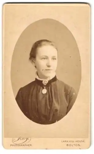 Fotografie Kay, Bolton, 160, St. George`s Road, Junge Dame mit Kragenbrosche und Amulett