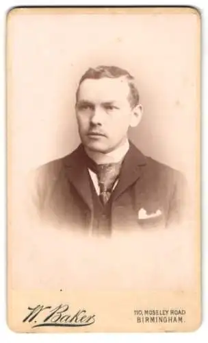 Fotografie W. Baker, Birmingham, Junger Herr im Anzug mit Krawatte