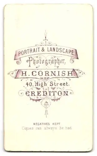 Fotografie H. Cornish, Crediton, 40, High Street, Junge Dame in zeitgenössischer Kleidung