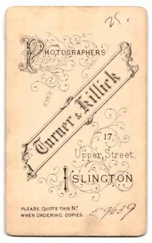 Fotografie Turner & Killick, Islington, 17, Upper St., Bürgerliche Dame mit Kragenbrosche und Amulett