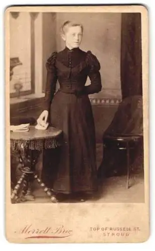 Fotografie Merrett Bros., Stroud, Top of Russell St., Junge Dame im schwarzen Kleid