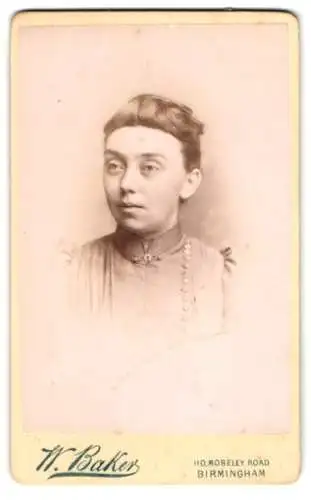 Fotografie W. Baker, Birmingham, 110, Moseley Road, Junge Dame mit zeitgenössicher Frisur