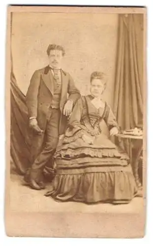 Fotografie A. L. Henderson, London, 49, King William St., Bürgerliches Paar in zeitgenössischer Kleidung