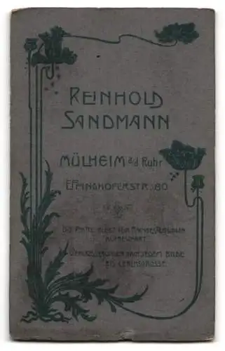 Fotografie Reinhold Sandmann, Mülheim a. d. Ruhr, Eppinghoferstr. 80, Junge Dame im Kleid mit Kragenbrosche