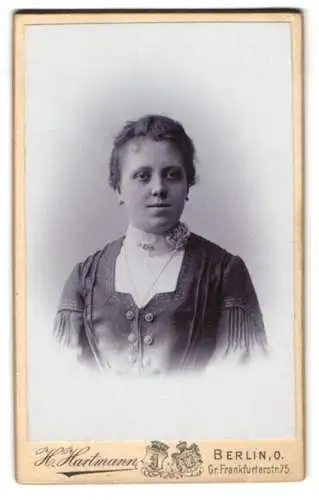 Fotografie H. Hartmann, Berlin, Gr. Frankfurterstr. 75, Junge Dame mit zurückgebundenem Haar
