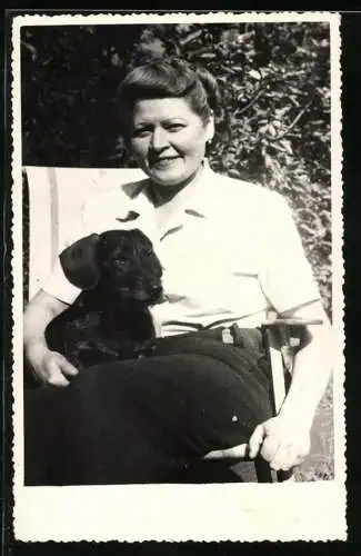 Fotografie Dame mit Hund Dackel, Schosshund