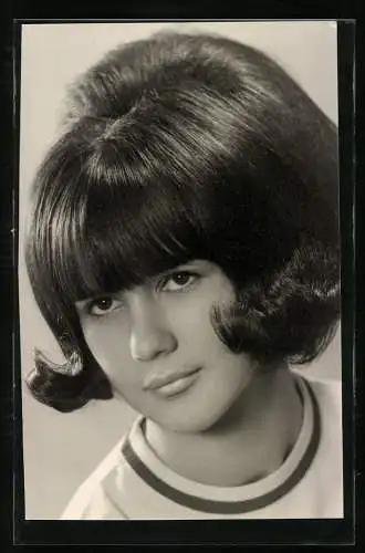 Fotografie Reinhold, Nürnberg, junge Brünette Frau mit modischer Frisur 1967
