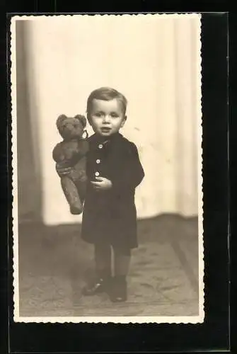 Fotografie Ecker, Leipzig, Knabe mit seinem Teddy, Teddybär, Teddybear, Stoffbär, Weihnachten 1945