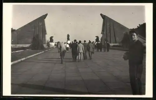 Fotografie unbekannter Fotograf, Ansicht Berlin-Treptow, Sowjetisches Ehrenmal