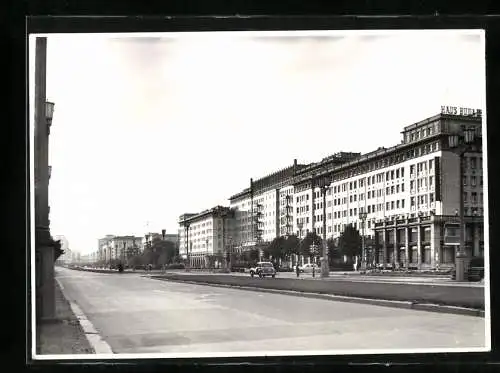 Fotografie unbekannter Fotograf, Ansicht Berlin, Karl-Marx-Allee mit Haus Budapest