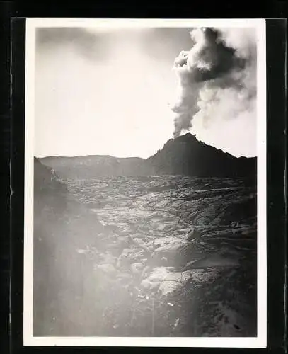 Fotografie W. Talbot, Berlin, Ansicht Golf von Neapel / Kampanien, Vesuv, Blick über Lavafelder zum rauchenden Vulkan