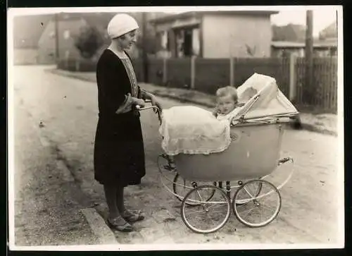 Fotografie Mutterglück, junge Mutter mit Baby im Kinderwagen