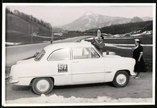Fotografie Auto Ford Taunus, Fahrer nebst PKW mit Reklame Revue
