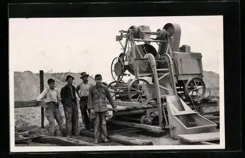 Fotografie Bauarbeiter neben Betonmischer auf einer Gleisanlage / Schienenstrang