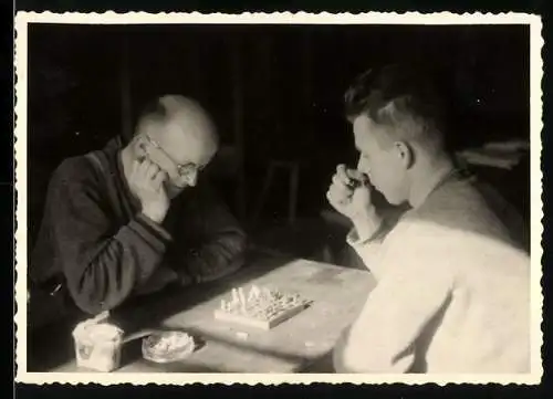 Fotografie Schach / Chess, Herren mit Schachspiel - Reiseschach