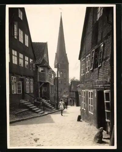Fotografie unbekannter Fotograf, Ansicht Lauenburg, Strassenansicht mit Kirche