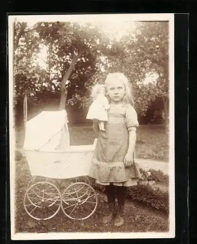 Fotografie Mädchen Eva-Maria mit ihrer Puppe und Puppenwagen