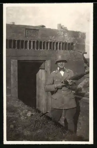 Fotografie Freikorps-Soldat mit Stahlhelm & Gewehr vor einem Bunker-Eingang