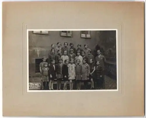 Fotografie Hecl, Prag, Oldrichova U., Ansicht Prag, Klassenfoto einer tcheischen Mädchenklasse mit ihrem Lehrer
