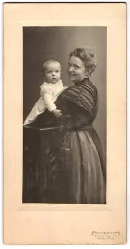 Fotografie Adolph Richter, Leipzig-Lindenau, junge sächsische Mutter mit ihrem Kind im Arm, Mutterglück