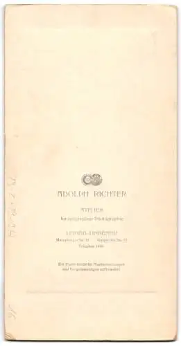 Fotografie Adolph Richter, Leipzig-Lindenau, junge sächsische Mutter mit ihrem Kind im Arm, Mutterglück