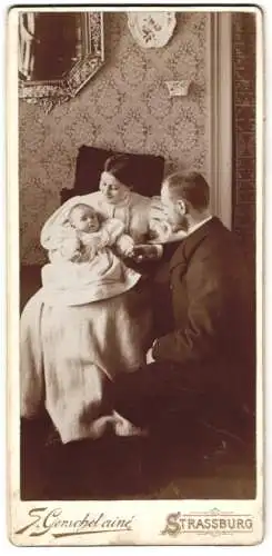 Fotografie S. Gerschel aine, Strassburg, junge franzöische Familie mit ihrem Neugeborenen, Mutterglück
