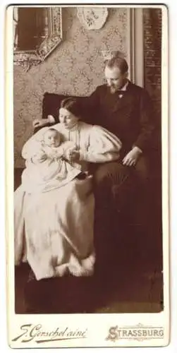 Fotografie S. Gerschel aine, Strassburg, junge Familie mit ihrem Nachwuchs auf dem Schoss, Mutterglück