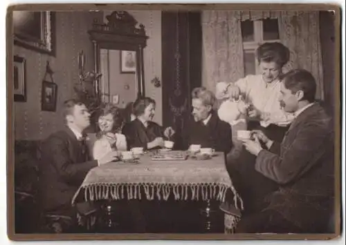 Fotografie unbekannter Fotograf und Ort, Neujahr 1919 in Familie, Grosseltern, Eltern und Kinder mit Partnern