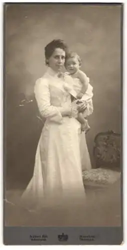 Fotografie Hubert Lill, Mannheim, junge Mutter trägt ihr Kind im Arm, Mutterglück
