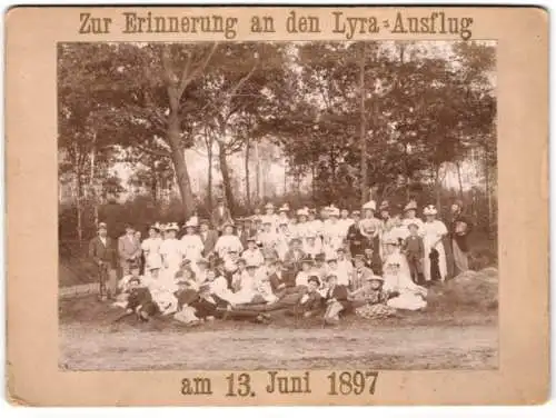 Fotografie unbekannter Fotograf und Ort, Lyra-Ausflug 1897, Ausflugsgruppe in Sommerkleidern mit Stock und Hut