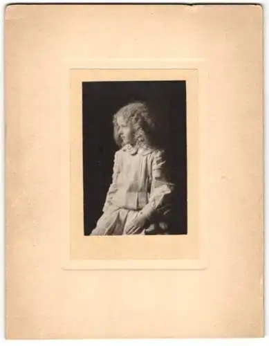 Fotografie unbekannter Fotograf und Ort, junges Mädchen mit blonden lockigen Haaren im Seitenprofil