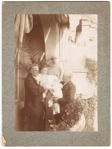 Fotografie unbekannter Fotograf, Ansicht Berlin-Steglitz, Grossväter der Familie C. Blunck mit Enkelkinder im Arm, 1906