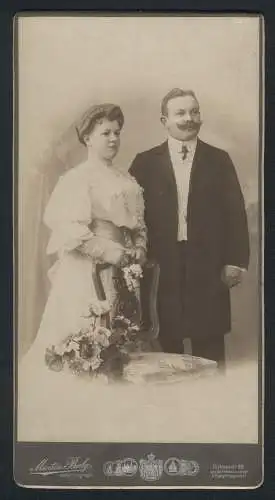 Fotografie Martin Balg, Berlin, Dirksenstr. 25, gutbetuchtes Ehepaar im weissen Kleid und im Anzug mit Mustasch