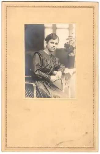 Fotografie Ernst Oehme, Werdau i. Sa., hübsches junges Mädchen im seidenen Kleid mit gewellten Haaren, 1919