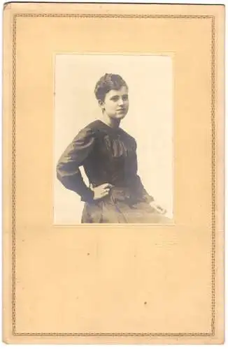 Fotografie Ernst Oehme, Werdau i. Sa., junges sächsisches Mädchen im dunklen Kleid mit welligen Haaren, 1919