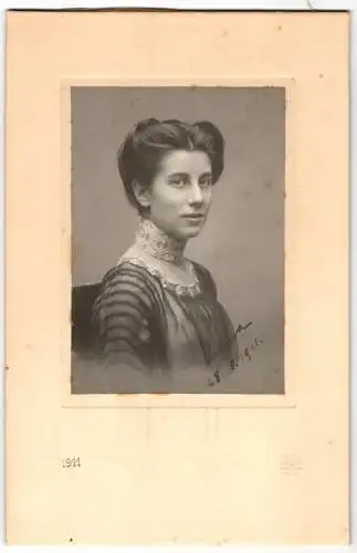 Fotografie Jobst, Wien, junge Frau Anna Lumbe im Kleid mit hohem Kragen, 1911