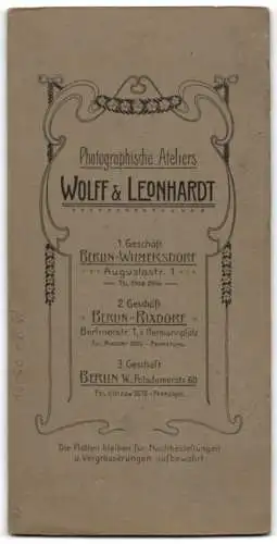 Fotografie Wolff & Leonhardt, Berlin-Wilmersdorf, Augustastr. 1, junge Familie mit ihrem Kleinkind auf Schoss Mutterglück