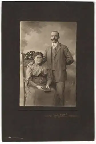 Fotografie Gebr. Strauss, Mannheim, U 16, Frau und Mann in schlichter Kleidung posieren im Atelier