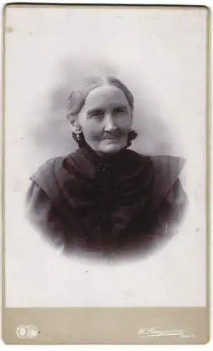 Fotografie W. Langmann, Saaz, Klostergarten, Frau Josefa Gassauer im dunklen Kleid mit Ohrringen