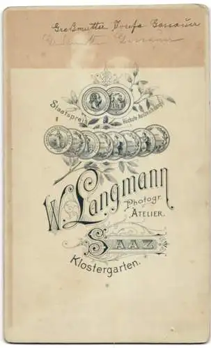 Fotografie W. Langmann, Saaz, Klostergarten, Frau Josefa Gassauer im dunklen Kleid mit Ohrringen