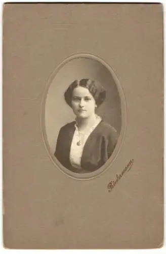 Fotografie Biedermann, Ort unbekannt, junge Frau in heller Bluse mit seidenem Blouson und Halskette