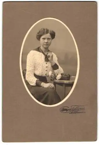 Fotografie Tellgmann, Mühlhausen, junge Frau in weisser Pünktchenbluse mit dunklem Rock
